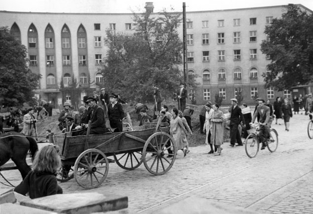 Uciekinierzy z zachodniej Polski na ulicach Warszawy w pierwszych dniach września 1939 roku. Fotografia Juliena Bryana. Archiwum WSiP.
