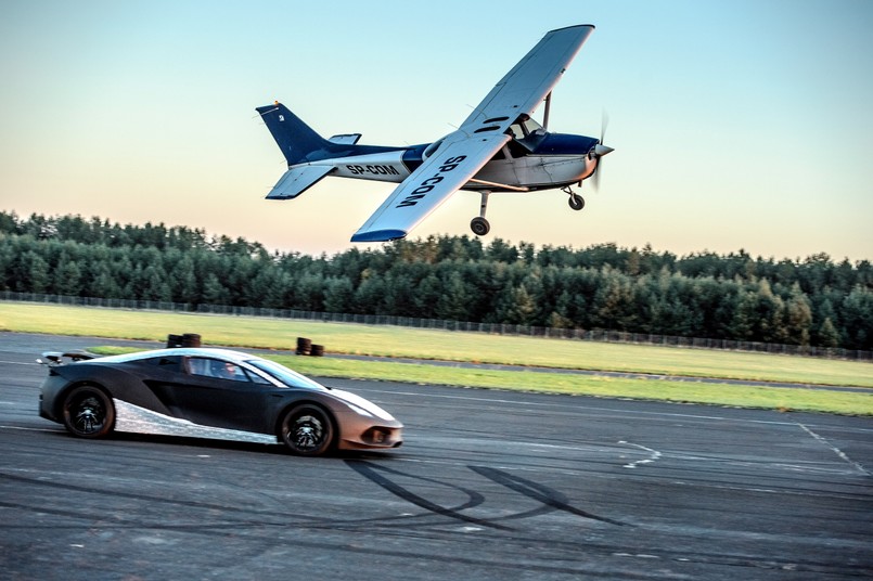 Arrinera Automotive na lotnisku w Białej Podlaskiej już testuje ramę jezdną i nadwozie pierwszego, polskiego supersamochodu arrinera hussarya. Przedstawiciele przedsiębiorstwa zapowiadają, że ten samochód na globalnych rynkach ma konkurować z najbardziej renomowanymi markami.