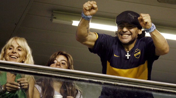 Maradona, a korábbi felesége Claudia Villafane, és lány Gianinna a Boca Juniors stadionban. / Fotó: EPA/Leo La Valle.