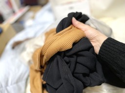 gdzie wyrzucać stare ubrania, buty i szmaty? w 2026 obowiązują nowe przepisy. kara może być nawet czterokrotnie wyższa pszok stare ubrania segregacja warszawa mapa