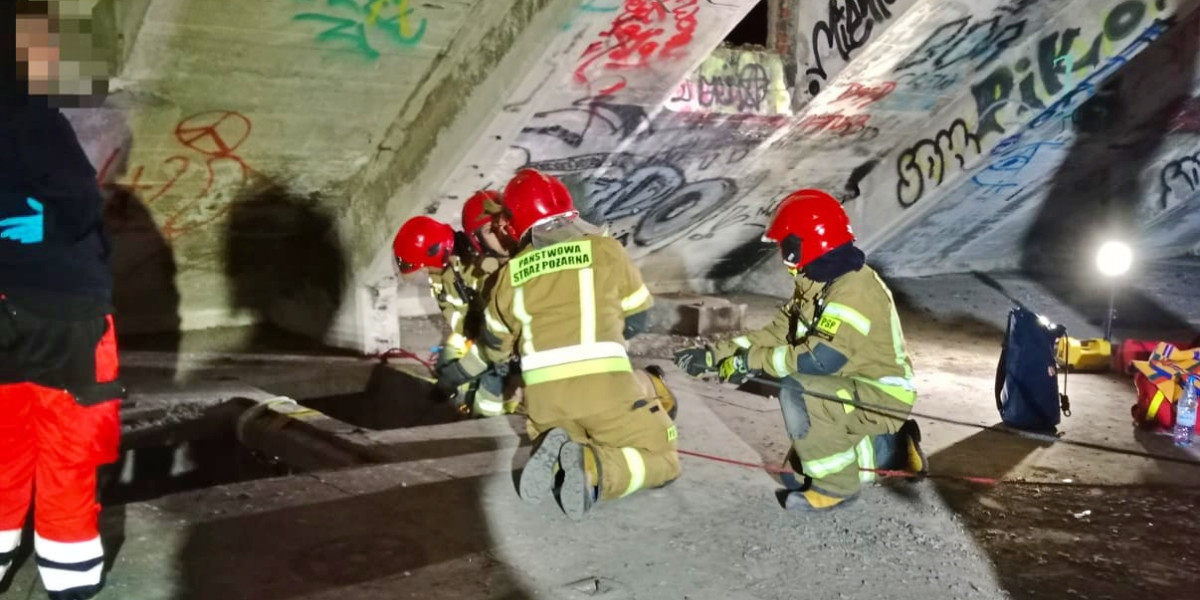 Wypadek 15-latki w opuszczonym elewatorze we Wrocławiu. Akcja ratunkowa strażaków.