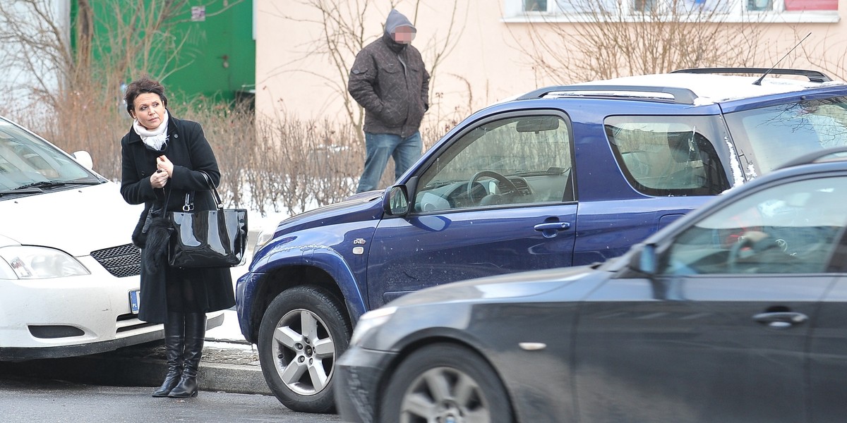 Małgorzata Pieńkowska parkuje przy skrzyżowaniu.