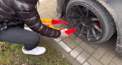 Uporał się z blokadą w kilka sekund. Internauci patrzą i nie dowierzają. Nagranie wywołało lawinę