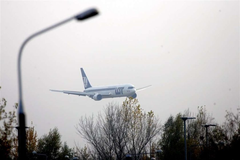 Lądowanie Boeinga 767 w asyście myśliców