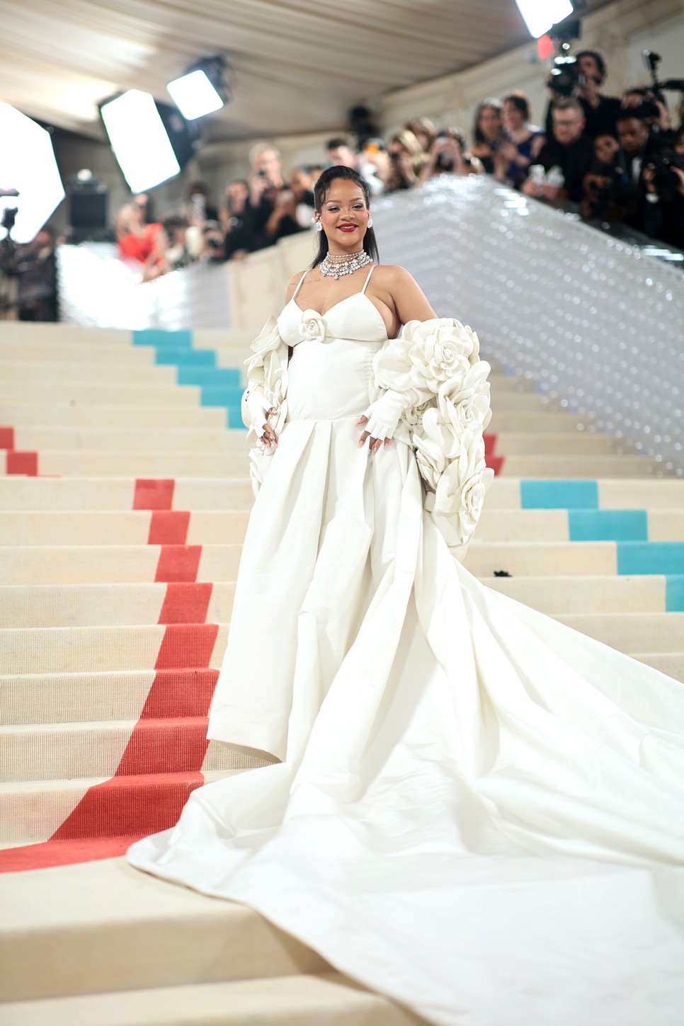Rihanna lélegzetelállító Valentino ruhában a 2023-as Met-gálán