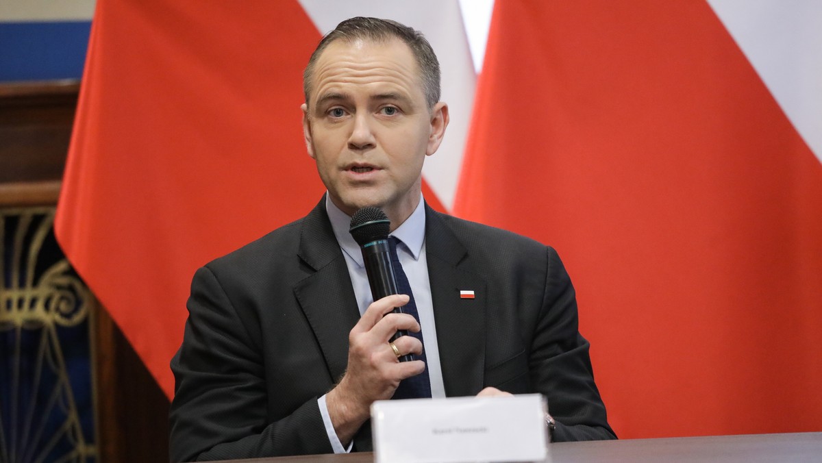 Karol Nawrocki krytykuje Donalda Tuska za niestosowne insynuacje podczas konferencji w Bemowie Piskim [Źródło: Onet]