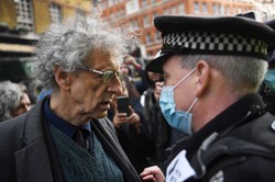 Porównywał szczepienia do Auschwitz. Piers Corbyn aresztowany