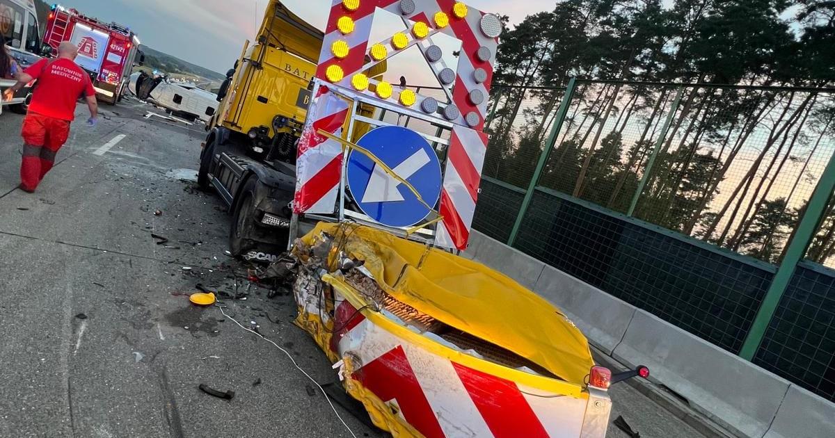  Kierowca busa wjechał w drogowców na A2. Uderzył w poduszkę zderzeniową. Są ciężko ranni