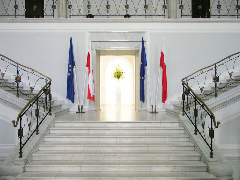 "Rz" przypomniała, że w grudniu ubiegłego roku marszałek Sejmu zakazał operatorom kamer i fotoreporterom wstępu do kuluarów, czyli korytarza okalającego salę obrad.