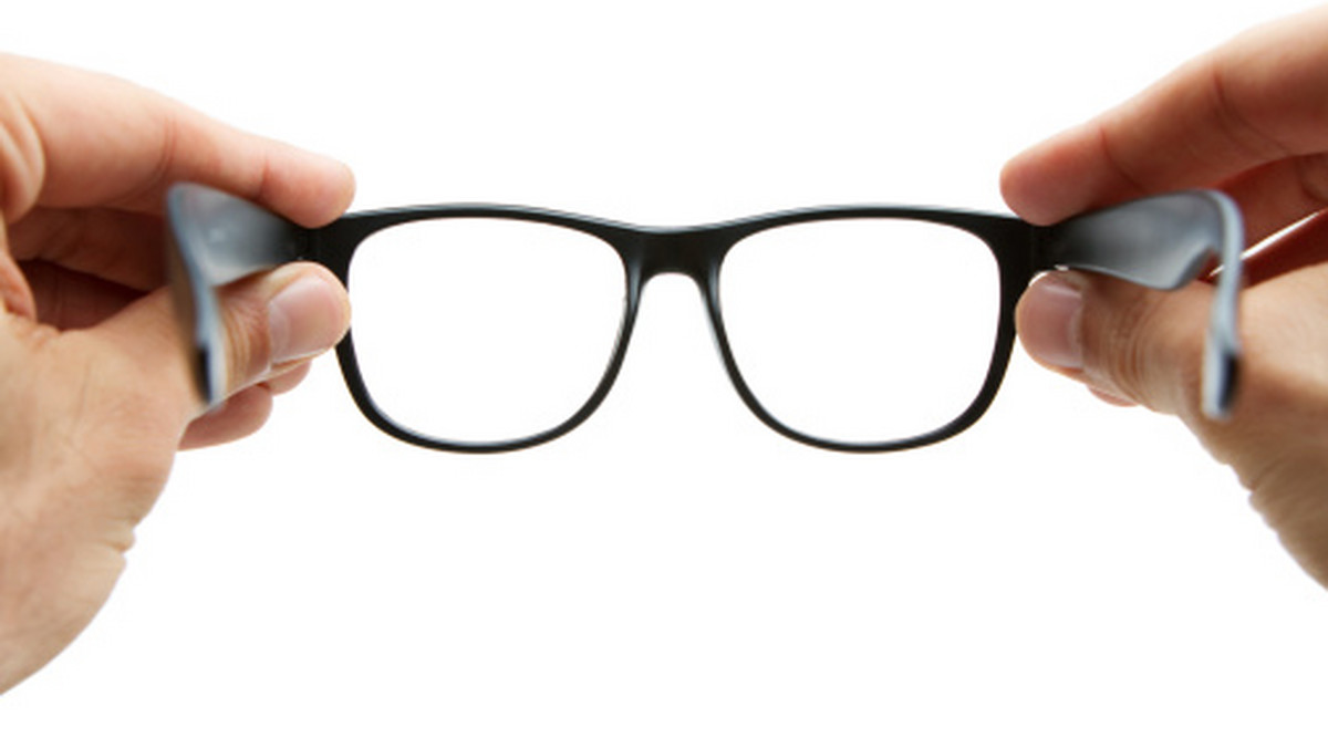 Robione ręcznie przez japońskiego optyka w Fukushimie drewniane oprawki do okularów korygujących kosztują około 1500 dolarów. Na realizację zamówienia trzeba czekać dwa lata.