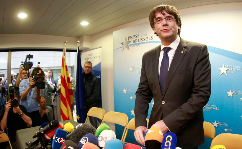 Puigdemont przebywa obecnie w Belgii, a Hiszpania domaga się jego ekstradycji w związku z wydanym przez madrycki sąd Europejskim Nakazem Aresztowania (ENA). Władze Hiszpanii zarzucają politykowi rebelię, działalność wywrotową, sprzeniewierzenie środków publicznych i nieposłuszeństwo wobec władz centralnych, za co może mu grozić do 30 lat więzienia.