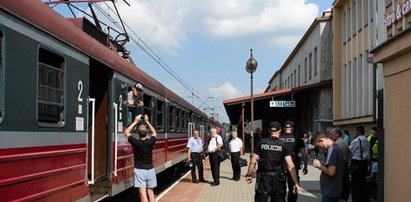 Przepełniony pociąg pijanych ludzi! Wezwano policję!