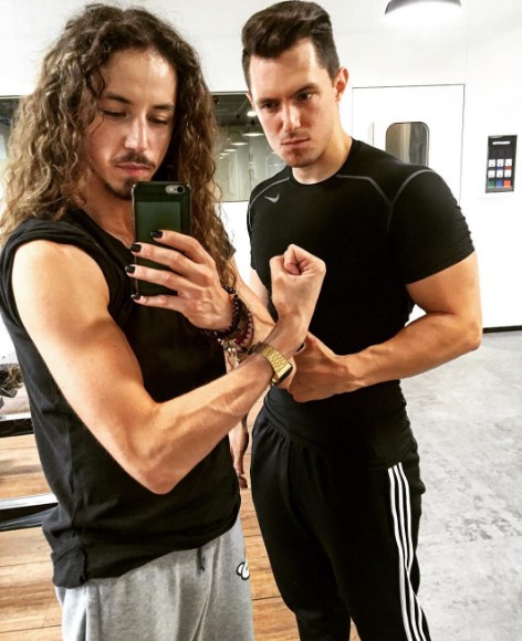 Michał Szpak ćwiczy na siłowni