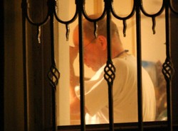 Rokita uwija się przy garach