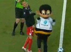 Zobacz, jak maskotka uderzyła piłkarza