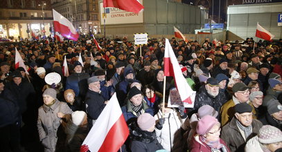 Protest w obronie TVP. Tłumy zebrały się pod siedzibą telewizji. Szokujące okrzyki w stronę Tuska