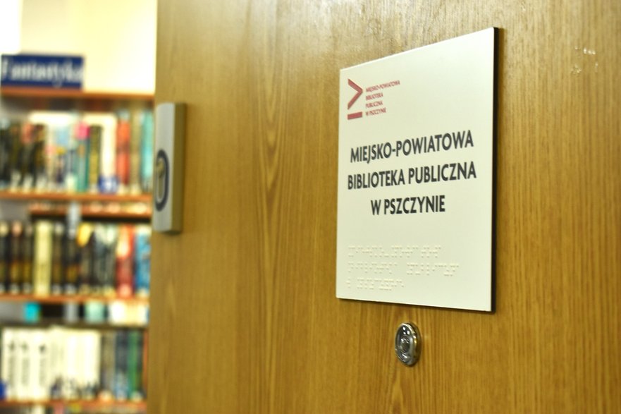 Miejsko-Powiatowa Biblioteka Publiczna w Pszczynie - za tymi drzwiami znajdziemy tysiące książek · fot. Ela