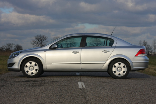 Suzuki SX4 kontra Opel Astra - Naciągani konkurenci?