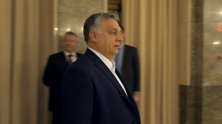 Orbán Viktor érkezik az Operatív törzs ülésére / Fotó: Facebook