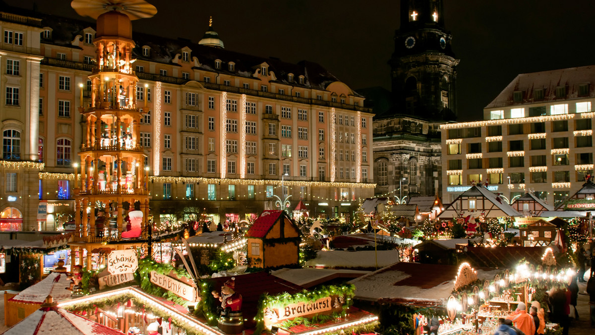 Chociaż świąteczne jarmarki odbywają się w całych Niemczech, drezdeński Striezelmarkt bez wątpienia należy do najstarszych. Najlepiej odwiedzić go wieczorem, rozgrzewając się szklanką grzanego rumu i rahmbrot - opiekanym razowym chlebem.