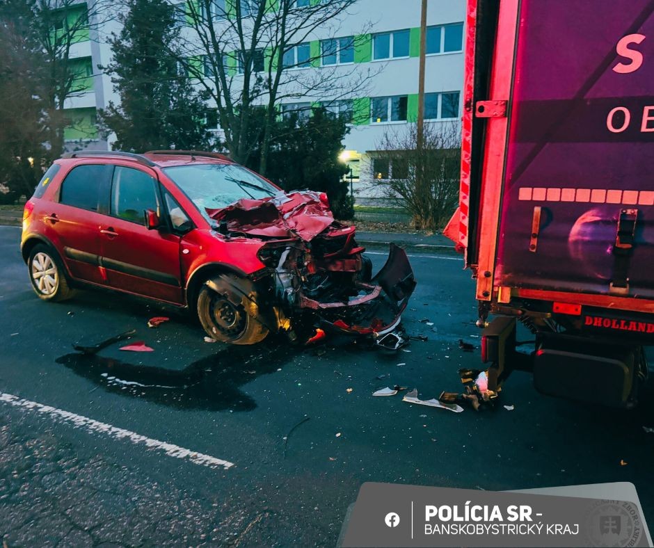 Pri reťazovej nehode v Lučenci sa zranili tri osoby