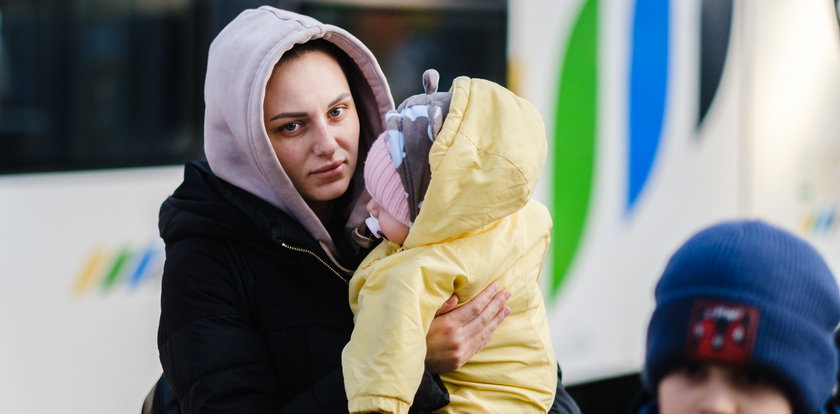 Przejmujący widok na katowickim dworcu. Matki karmią dzieci na peronach. Płacz, rozpacz i lęk. Uchodźcy z Ukrainy dotarli do Katowic pociągiem Kolei Śląskich