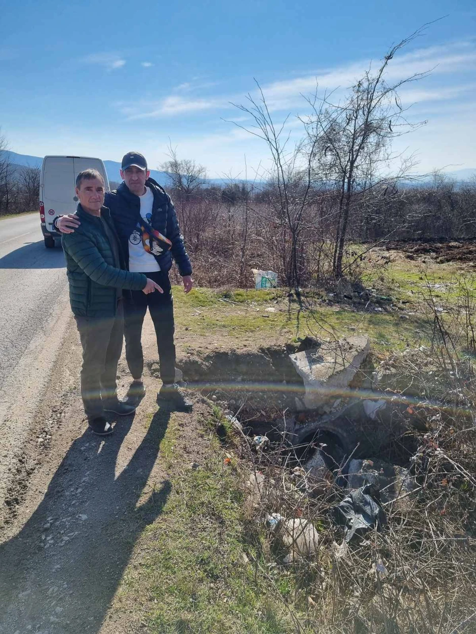 Goran Nedeljkovic i Ivan Tomanovic na mestu teske nesreće koju je Ivan čudom preživeo