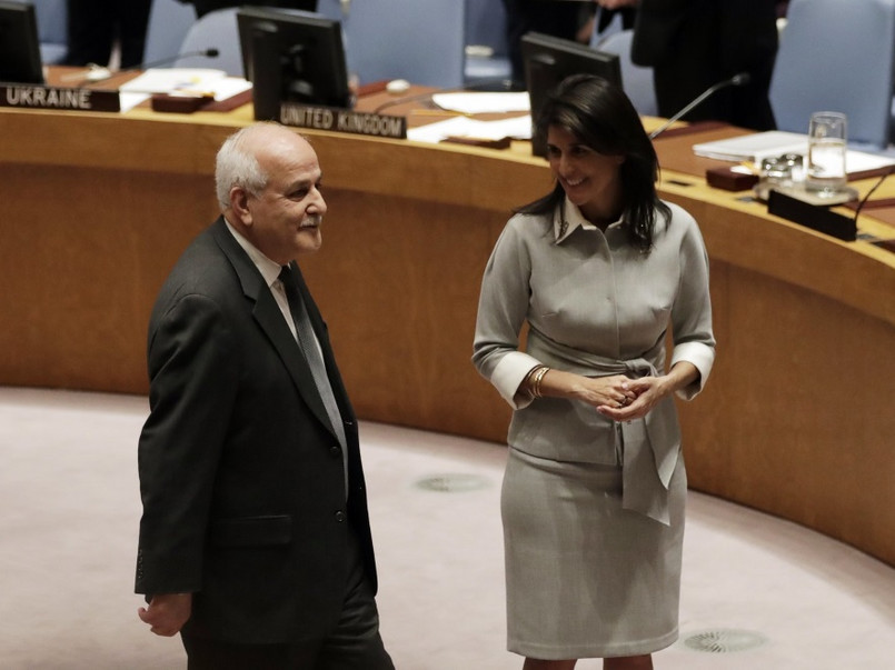 Pani ambasador Stanów Zjednoczonych przy ONZ brała wczoraj udział w posiedzeniu Rady Bezpieczeństwa ONZ i zaliczyła poważną modową wpadkę: źle zrobione zaszewki na biuście wyglądały jak "dodatkowe sutki"! Co więcej:...
