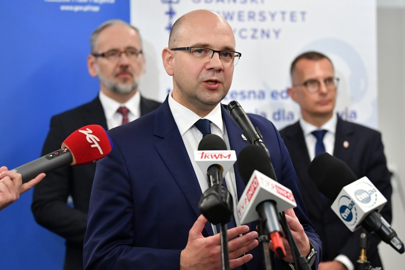 Gdańsk, 22.04.2022. Rzecznik praw pacjenta Bartłomiej Chmielowiec (C) podczas konferencji "Bezpieczeństwo pacjenta" w Centrum Medycyny Nieinwazyjnej w Gdańsku, 22 bm. (kf) PAP/Adam Warżawa