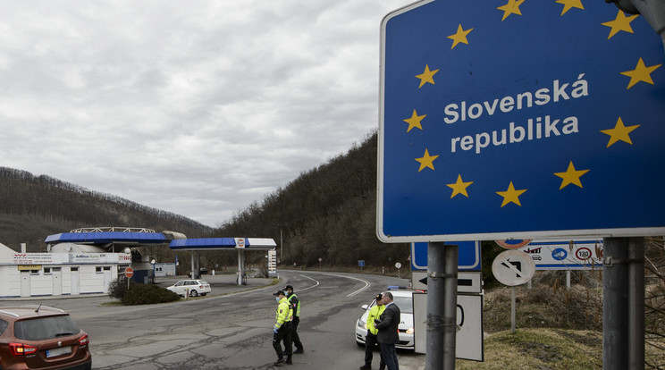 A szlovák hatóságok lezárták a parassapusztai, valamint a somoskőújfalui határátkelőket/ Fotó: MTI/Komka Péter