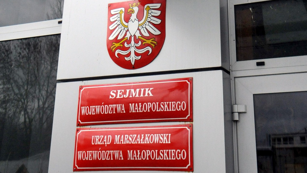 Władze województwa małopolskiego – na czele, których stoją politycy Platformy Obywatelskiej – powołały spółkę Małopolski Fundusz Rozwoju. Jej prezesem został Bogusław Kośmider (PO) przewodniczący miejskiej rady i jeden z liderów krakowskiej PO. Jego pensja pochłania ponad 70 proc. wszystkich środków przeznaczanych na pensje. W radzie nadzorczej spółki zasiada dawny kolega Kośmidra z rady miasta Kajetan d’Obyrn czy były wiceminister finansów Jan Kubik.