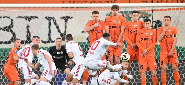 Raków ucieka Jagiellonii i Lechowi. Katastrofalny błąd bramkarza Zagłębia