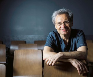 Dyplom dla lekarza jest jak prawo jazdy. Daje podstawy, ale najważniejsze jest doświadczenie [WYWIAD]