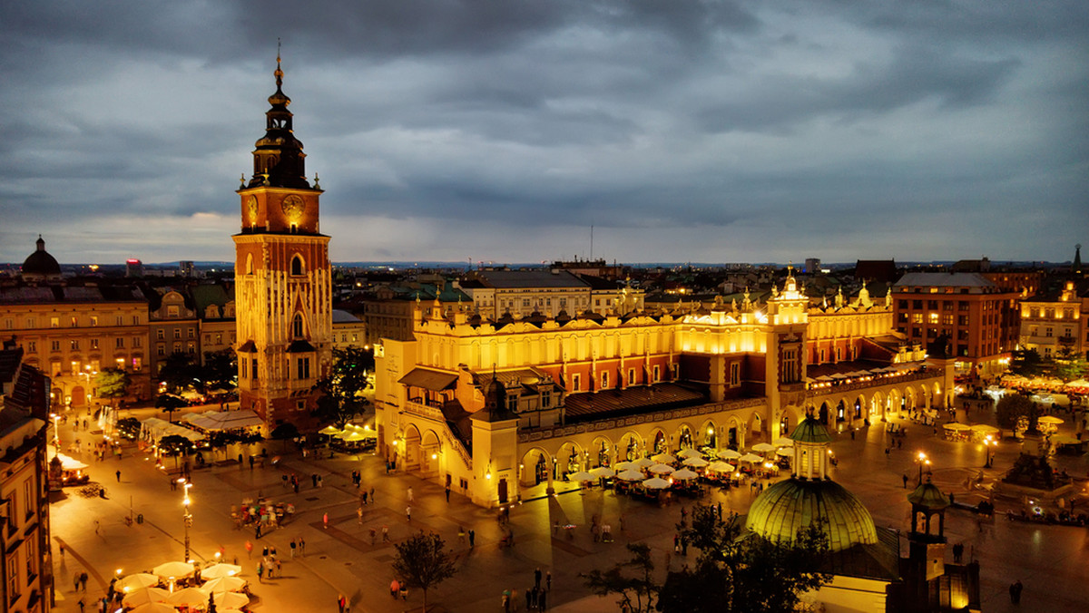 Zygmunt August - władca znany z zamiłowania do nauk tajemnych, brał udział w seansie wywoływania duchów zorganizowanym przez Mistrza Twardowskiego. Stefanowi Batoremu przyszłość wywróżyć próbowali słynni angielscy nekromanci komunikujący się z bytami z innych sfer egzystencji. Zainteresowanie magią i zjawiskami nadprzyrodzonymi kwitło wśród wszystkich stanów dawnej Polski, a Kraków uznawano przed wiekami za miasto czarnej magii.