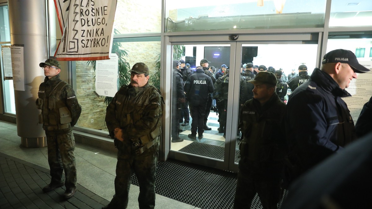 Dziś trwał protest ekologów przed siedzibą Lasów Państwowych