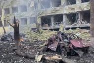 Mariupol, Ukraina, 09.03.2022. Zniszczony po rosyjskim nalocie sierociniec i szpital położniczy w Mariupolu