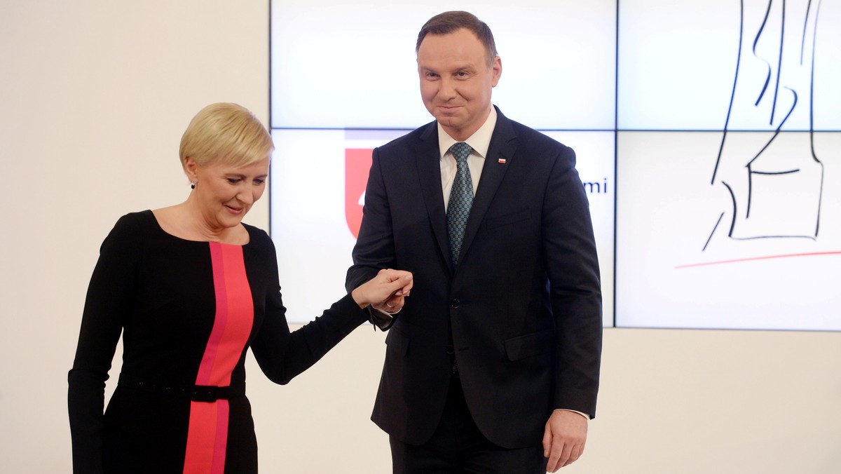 Prezydent Andrzej Duda, premier Beata Szydło oraz Paweł Kukiz to trójka polityków, którzy cieszyli się na początku marca największym zaufaniem Polaków. Nieufność budzili najczęściej szef MON Antoni Macierewicz i prezes PiS Jarosław Kaczyński - wynika z sondażu CBOS.