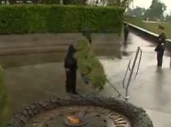 Zobacz, jak wieniec zaatakował prezydenta