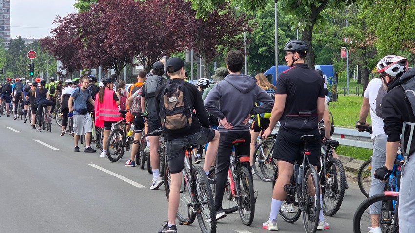 Okupljanje biciklista na Ušću