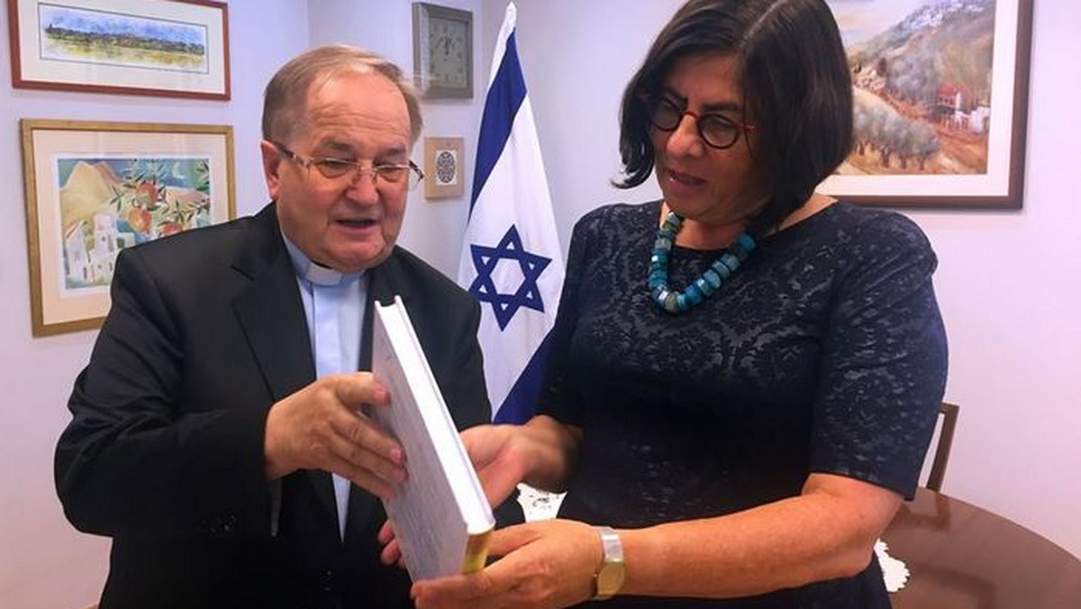 Jak poinformowała na Facebooku Ambasada Izraela w Warszawie wczoraj odwiedził ją o. Tadeusz Rydzyk. W trakcie rozmowy z ambasador Anną Azari poruszono tematy budowania dialogu polsko-żydowskiego i ochrony pamięci o żydowskich sąsiadach.
