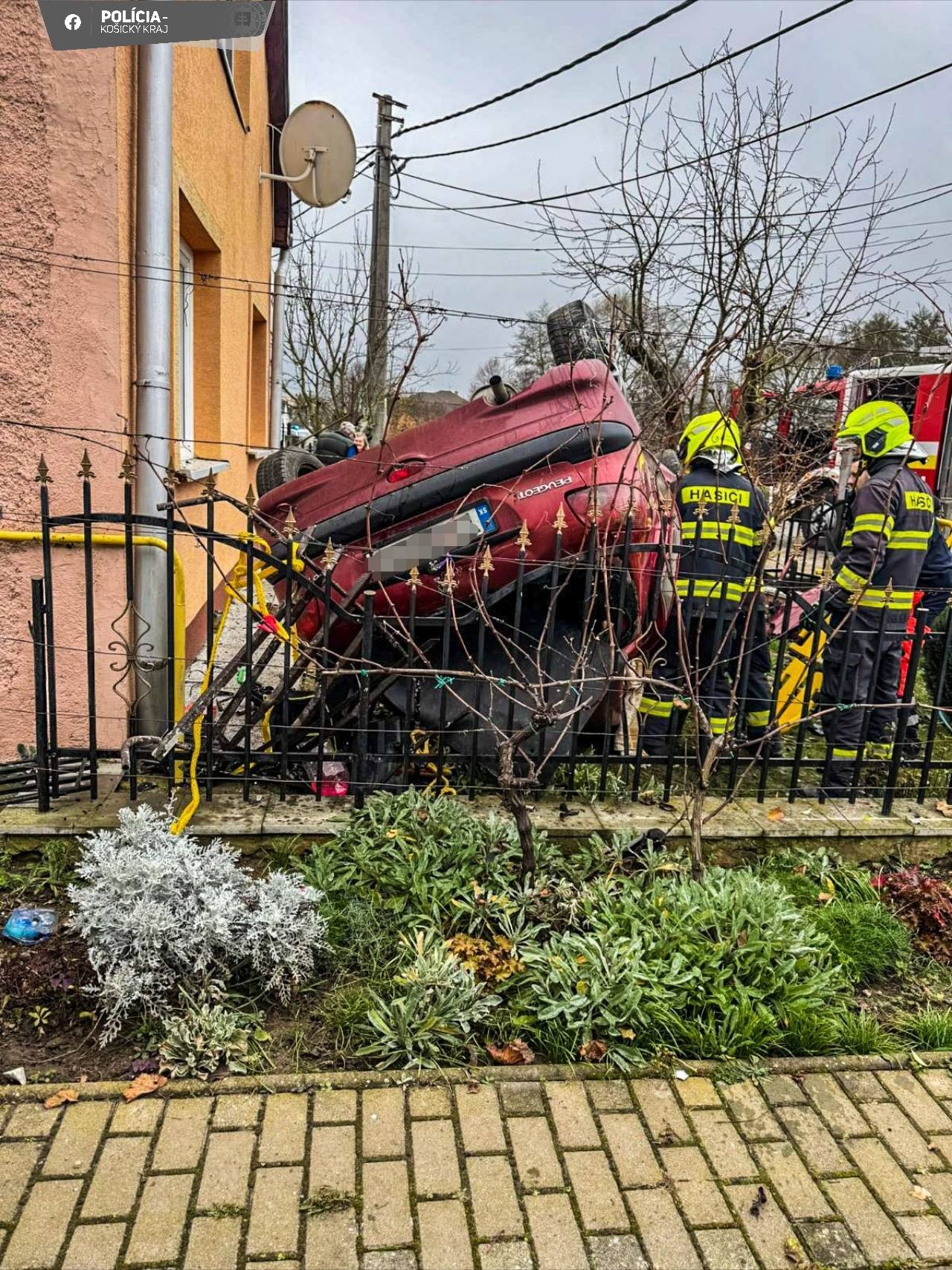 Vodič v Zemplínskom Jastrabí narazil do plotu, auto skončilo na streche. 