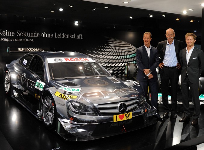 Kierowca F1 Nico Rosberg, szef Daimlera Dieter Zetsche i b. mistrz świata F1 Michael Schumacher stoją obok DTM AMG Mercedes C-Coupe