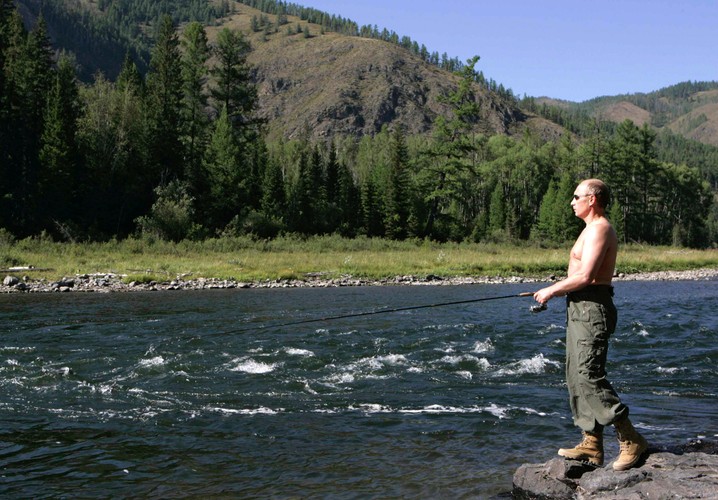 Władimir Putin wędkuje w Jeniseju