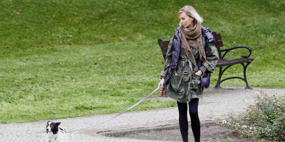 Agnieszka Szulim idzie z psem Figa na spacer