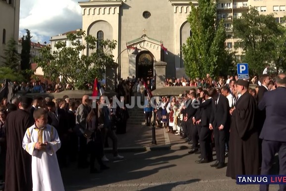 (FOTO, VIDEO) NEPREGLEDNA KOLONA VERNIKA U SRCU BEOGRADA Pojas Presvete Bogorodice stigao u Vaznesenjsku crkvu: Patrijarh se obratio građanima, u toku bogosluženje