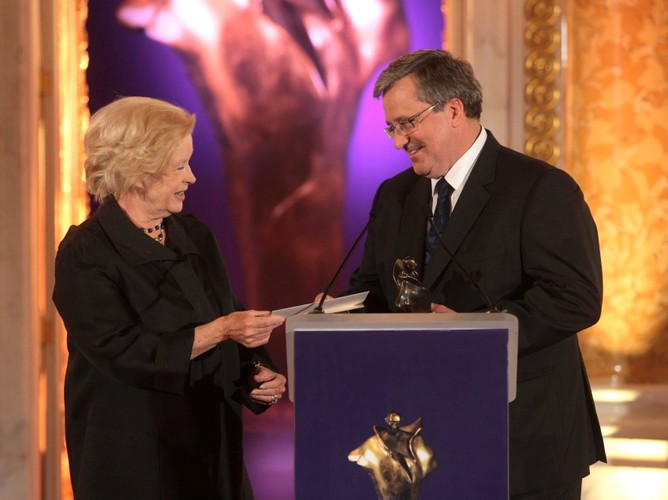Beata Tyszkiewicz wręczyła prezydentowi Bronisławowi Komorowskiemu statuetkę Wiktora w kategorii Polityk