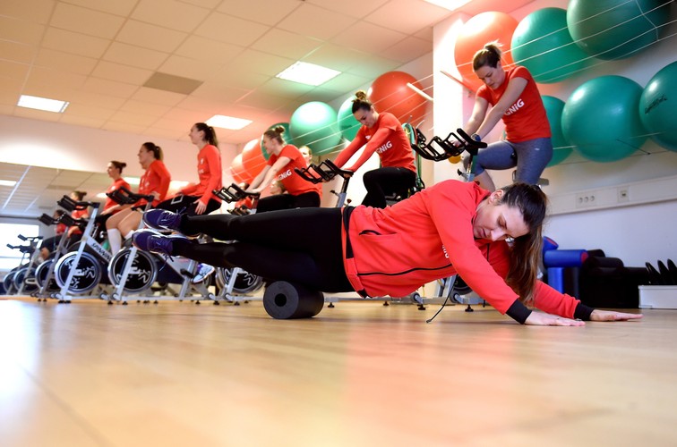 Reprezentacja Polski w piłce ręcznej kobiet podczas treningu na siłowni w Stuttgarcie
