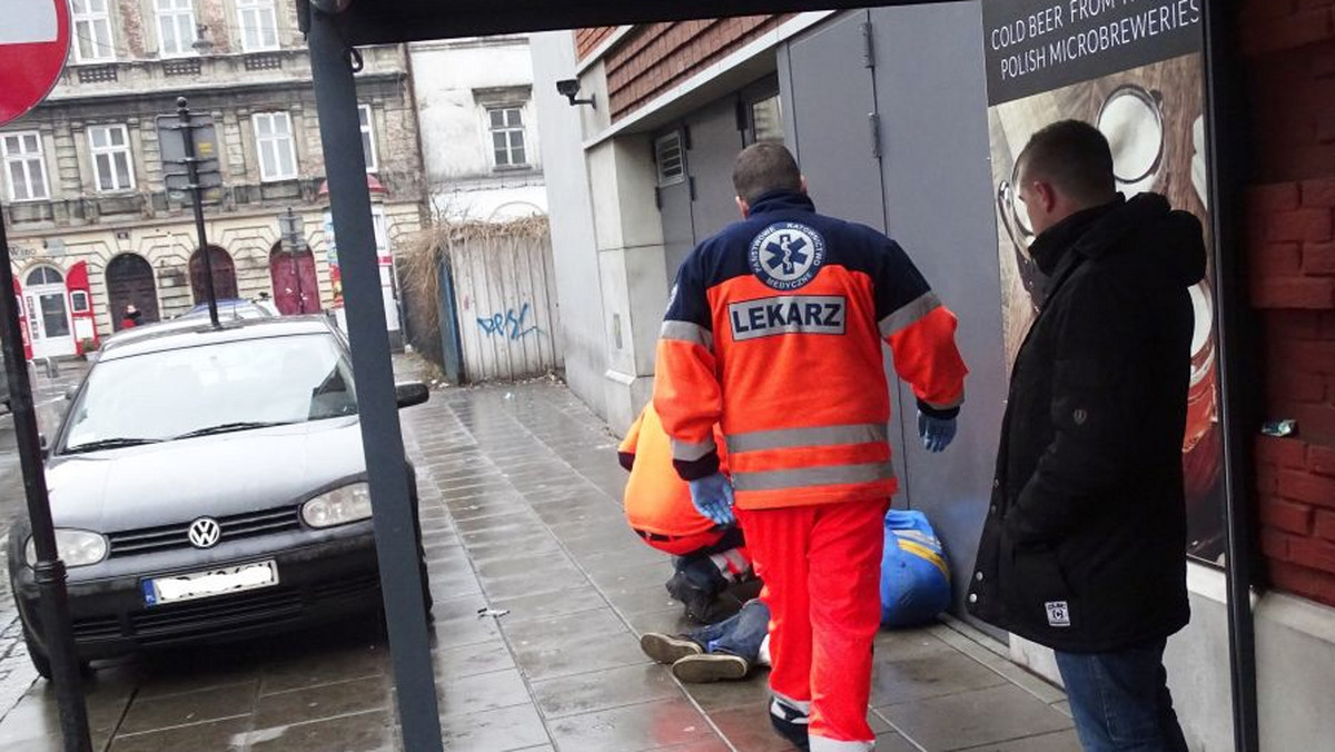 Pracownicy Zarządu Infrastruktury Komunalnej i Transportu podczas patrolowania miasta zauważyli leżącego bez ruchu mężczyznę. Natychmiast udzielili mu pomocy i wezwali pogotowie, dzięki czemu prawdopodobnie uratowali mu życie.