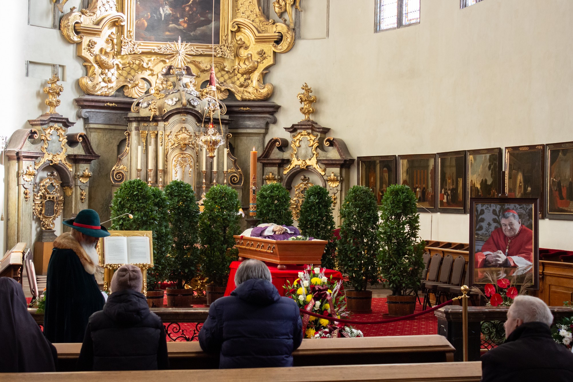 Verejnosť sa na Pražskom hrade lúči s kardinálom Dukom.