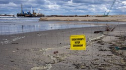 Przekop Mierzei Wiślanej. Mężczyzna przygnieciony betonową płytą